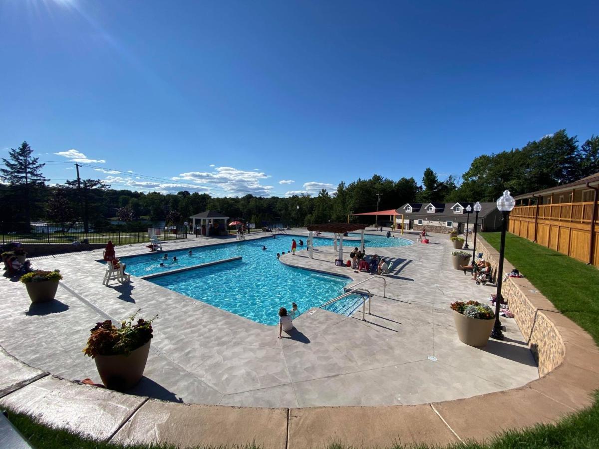 Beautiful Mount Pocono With Hot Tub!! Chalet